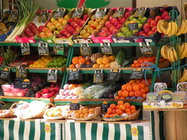  petite épicerie, etals de fruits et légumes